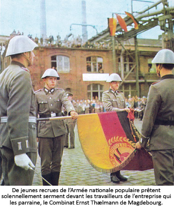 De jeunes recrues de l’Armée nationale populaire prêtent solennellement serment devant les travailleurs de l’entreprise qui les parraine, le Combinat Ernst Thælmann de Magdebourg.