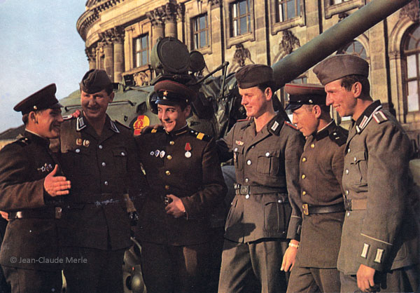 Les soldats de l'Armée nationale populaire entretiennent d'étroits contacts avec les soldats de l'Armée soviétique. Avec les armées des pays socialistes frères, ils assurent la sauvegarde de la paix.