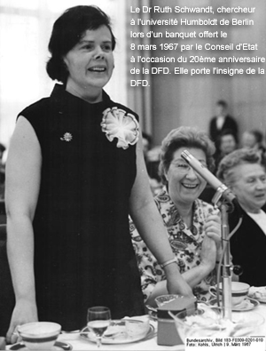 Le Dr Ruth Schwandt, chercheur à l'université Humboldt de Berlin lors d'un banquet offert le 8 mars 1967 par le Conseil d'Etat à l'occasion du 20ème anniversaire de la DFD. Elle porte l'insigne de la DFD.